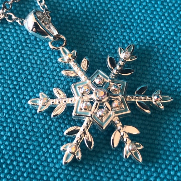 Snowflake Necklace - Picture 1 of 3